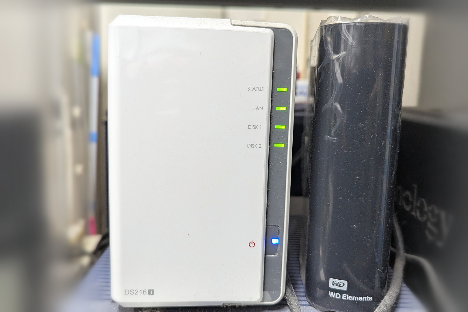 NAS本体とバックアップ用の外付けハードディスクを並べた構成例