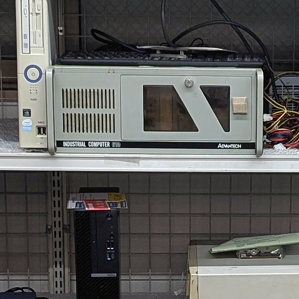 店の棚に置かれた産業用パソコンと、NECの古い機体