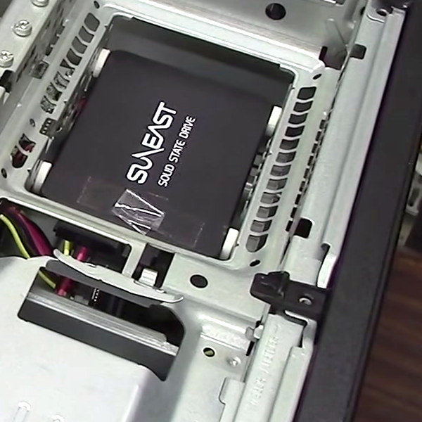 デスクトップパソコンのベイに取り付けたSSD